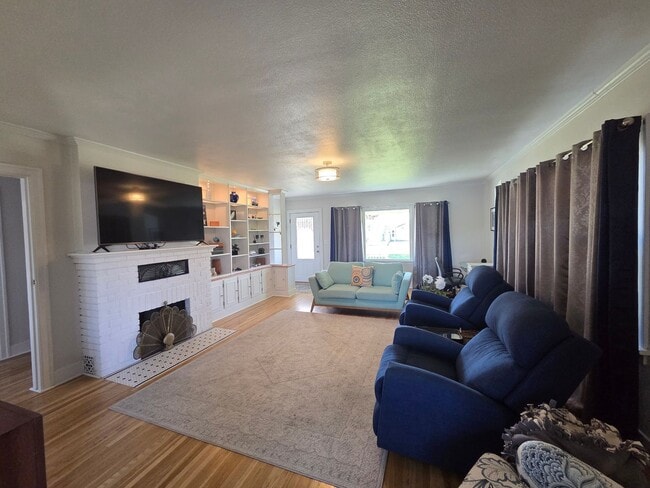 Foto del edificio - Fully Furnished 1-Bedroom with River Views...