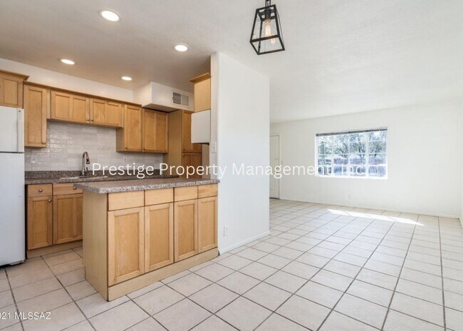 Foto del edificio - Charming, Updated  Brick Home in Central Tucson with Huge Yard!