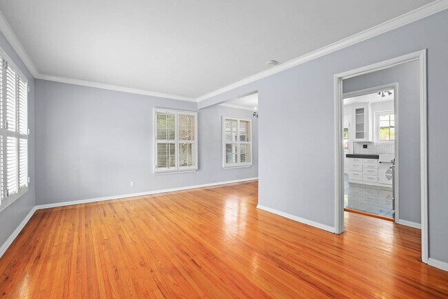 Building Photo - 4201 W Toluca Lake Ln
