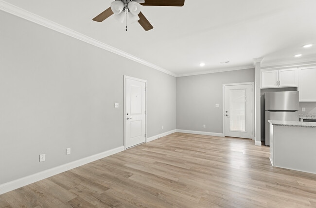 2 habitaciones, 2 baños, 980 pies cuadrados, sala de estar y comedor en el piso superior - Keystone Commons - 2184
