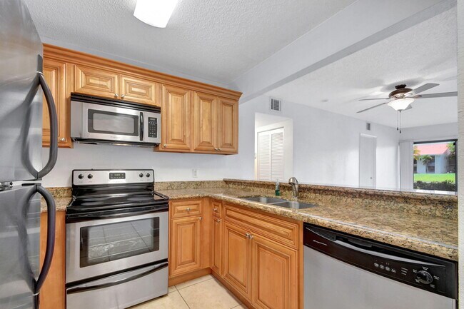 Foto del edificio - 1495 Lake Crystal Dr