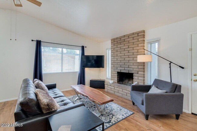 Building Photo - 3321 S Parkside Dr