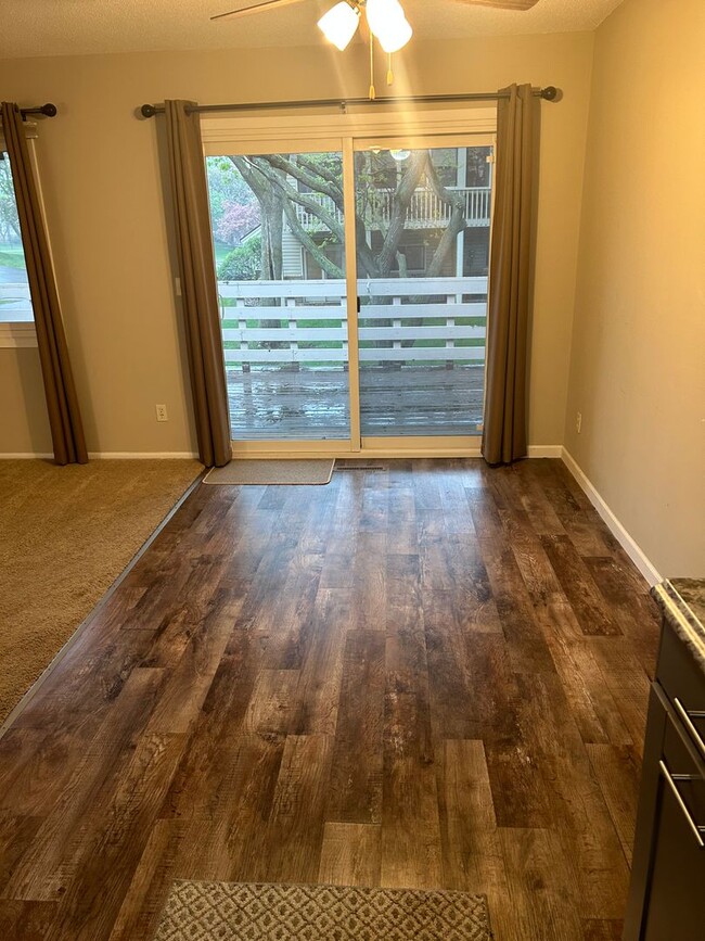 Building Photo - Available NOW! 3bd townhome in great Woodb...
