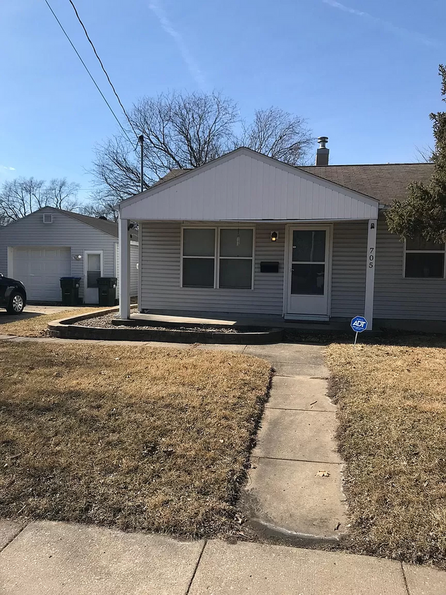 Foto principal - Adorable 2 Bed, 1 Bath home on big lot in ...