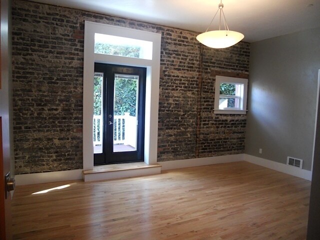 Foto del edificio - Contemporary Suite For Lease in Downtown Port Angeles