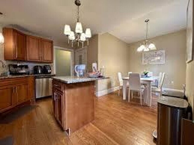 Foto del edificio - No Brokers Fee, Central Brookline Location...