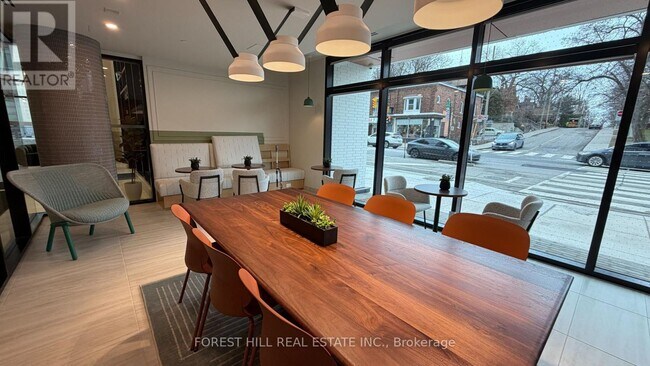 Photo du bâtiment - 1660 Bloor St W