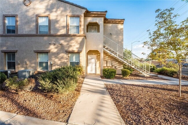 Building Photo - 3400 Cabana Dr