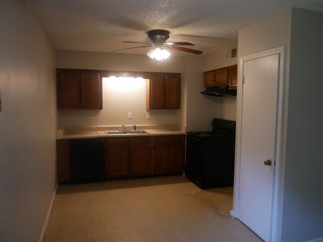 Building Photo - ****JUST REDUCED****6705 Camelot Road Horn...