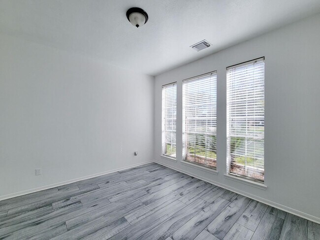 Foto del edificio - NICE 4 BEDROOM 2 BATH LEASE HOME WITH 2327 SF