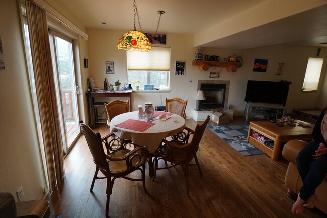 Building Photo - Lovely Townhome in Bailey!