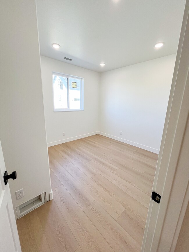 Building Photo - 1776 E Cyn Rdg Dr