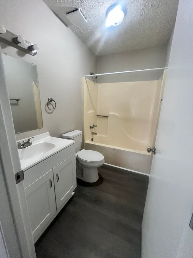 Foto del edificio - Three Bedroom Two Bath Home