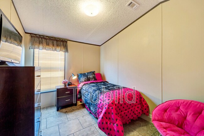 Foto del edificio - 364 Ronald Blvd