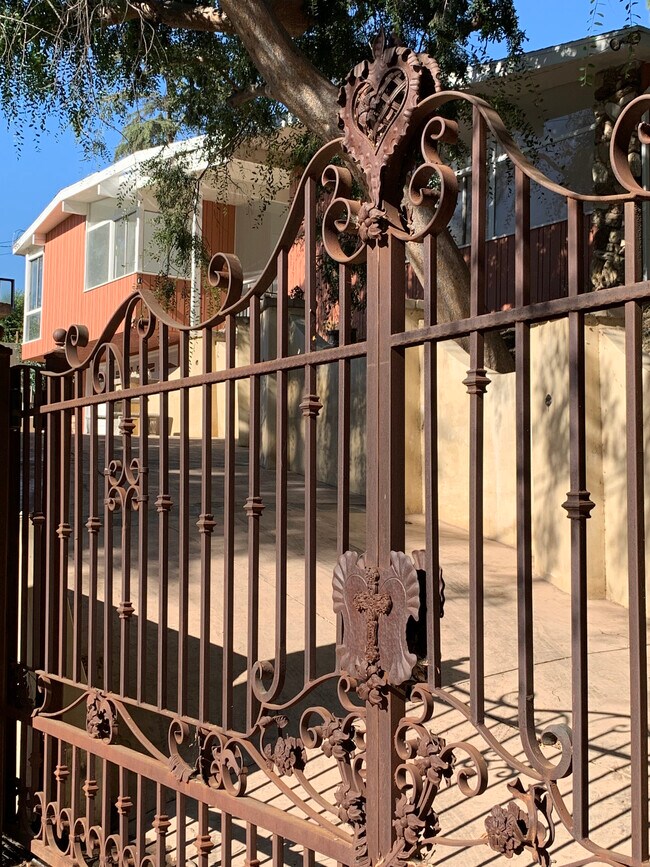 Entrada con puerta de acceso para vehículos. - 10458 Pearson Pl