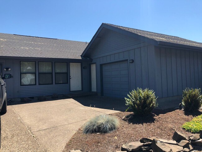 Foto del edificio - 2-bedroom 2-bathroom duplex with 2 garages in Eugene!