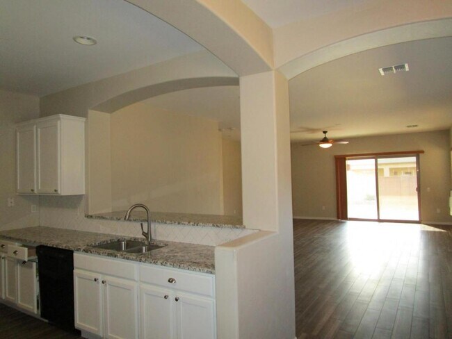 Foto del edificio - 6046 Wych Elm Pl