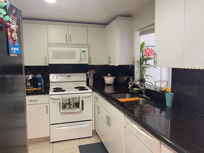 Foto del edificio - 3750 NE 169th St