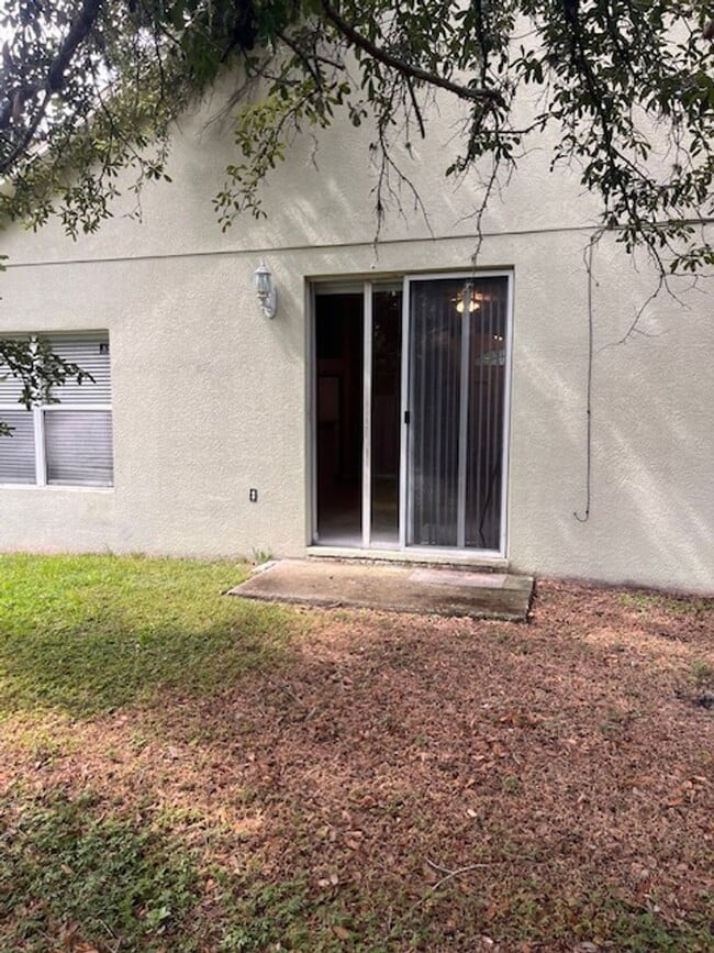 Building Photo - 3 Bedroom 2 Bath