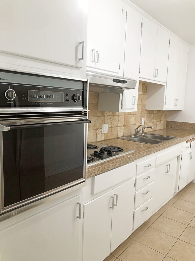 Kitchen - 4463 Mentone St