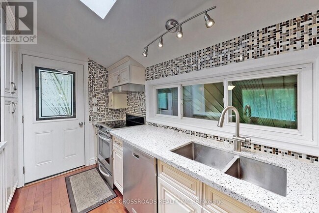 Photo du bâtiment - 16 Sandalwood Pl