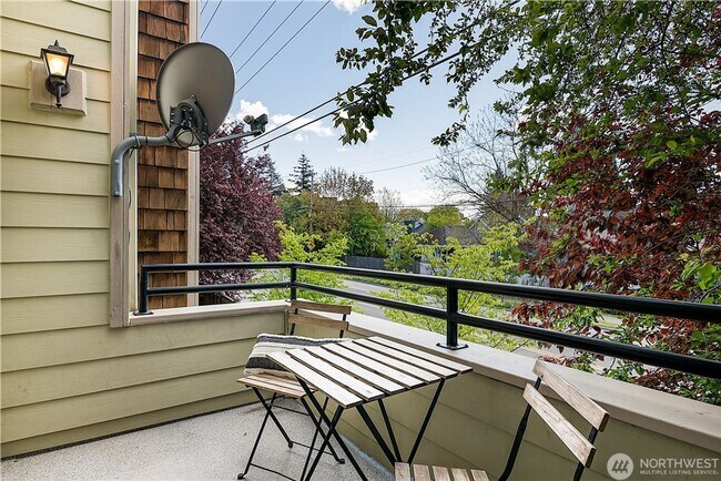 Building Photo - 3 Bedroom Townhome Near Light Rail $500 of...