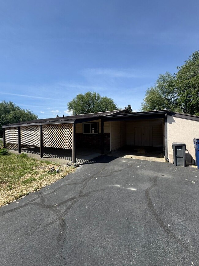Building Photo - Spacious Home Near Hospital