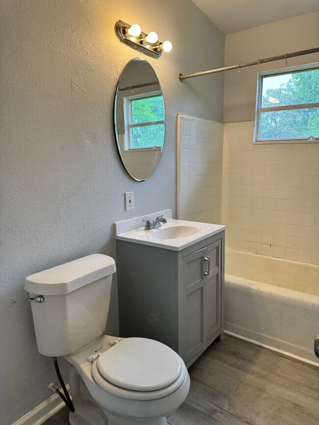 Foto del edificio - Spacious Open 3 Bedroom Home
