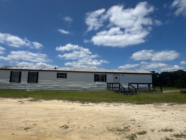 Building Photo - 18 Forest Dr