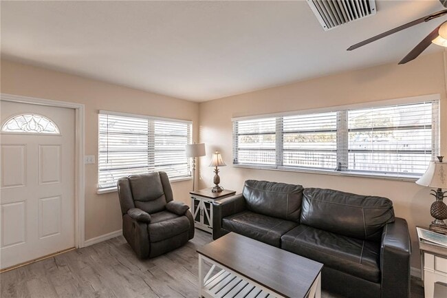 Foto del edificio - 6020 Midnight Pass Rd