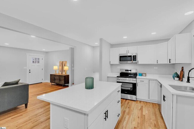 Foto del edificio - A 4-bedroom GEM!!