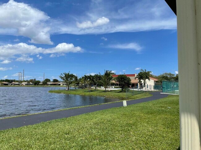 Foto del edificio - 5355 Mirror Lakes Blvd