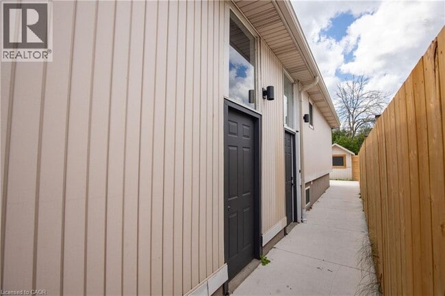 Photo du bâtiment - 358 E 43rd St