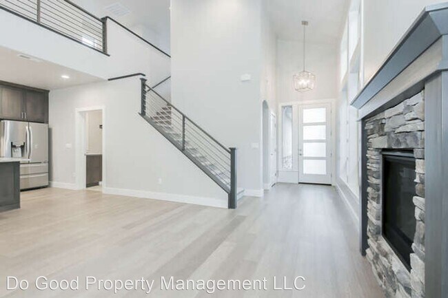 Building Photo - 3 br, 2.5 bath House - 135 W Floating Feat...