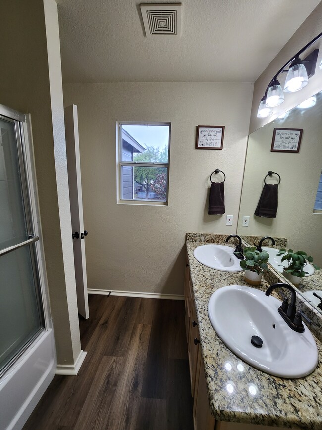 Baño principal - 356 S Water Ln