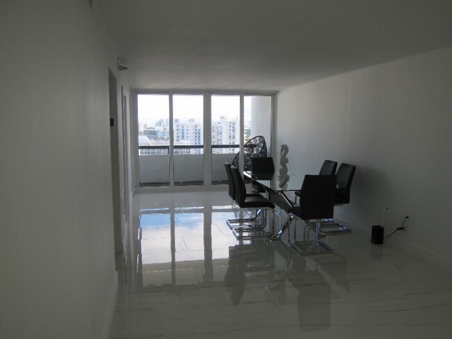 Building Photo - 3200 Collins Ave