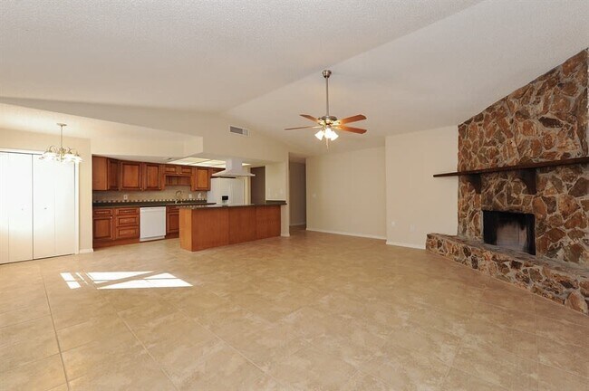 Building Photo - 10840 Peppertree Ln