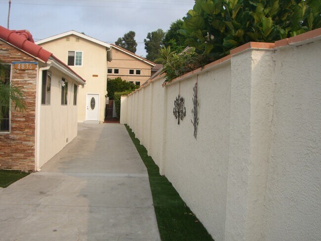 Foto del edificio - 4836 Topanga Canyon Blvd