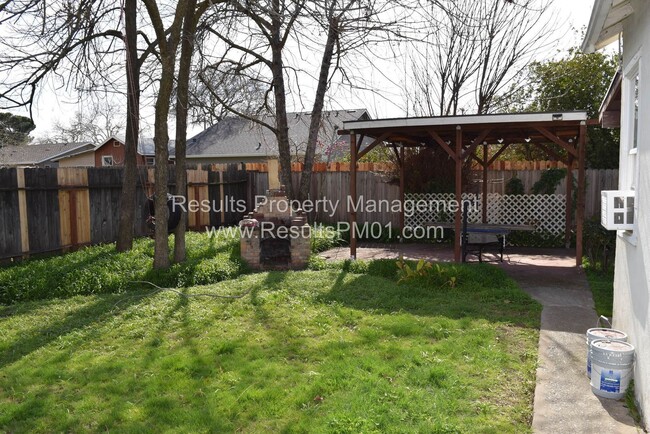Foto del edificio - 1 br, 1 bath House - 221.5 Elm Street