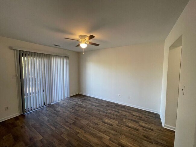 Building Photo - 2 Bed/2 Bath Condo coming available NOW