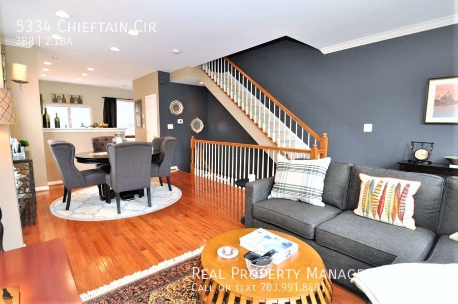 Foto principal - Gorgeous 4 Level End Unit in Upscale Windy...