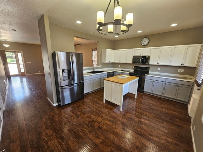 Building Photo - 3 Bed 3 Bath Townhome Minutes from Ft. Carson!!