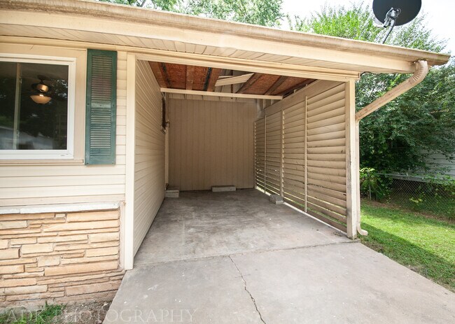 Building Photo - 113 E Bertha St