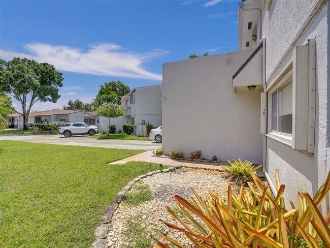 Foto del edificio - 8662 Bridle Path Ct