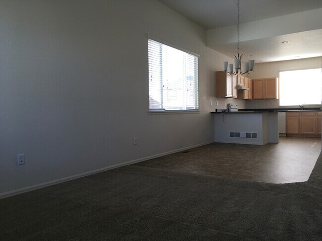 Building Photo - Spacious 3 Bedroom, 2.5 Bathroom Just Sout...