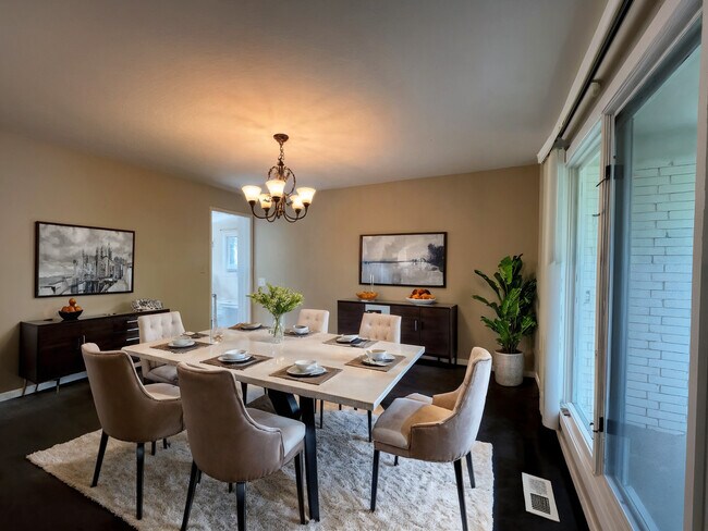 Foto del edificio - 1303 Hidden Lake Dr