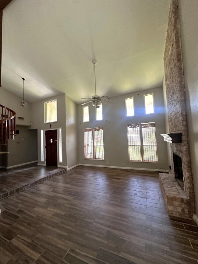 Living Room - 5401 Crossgate Dr S