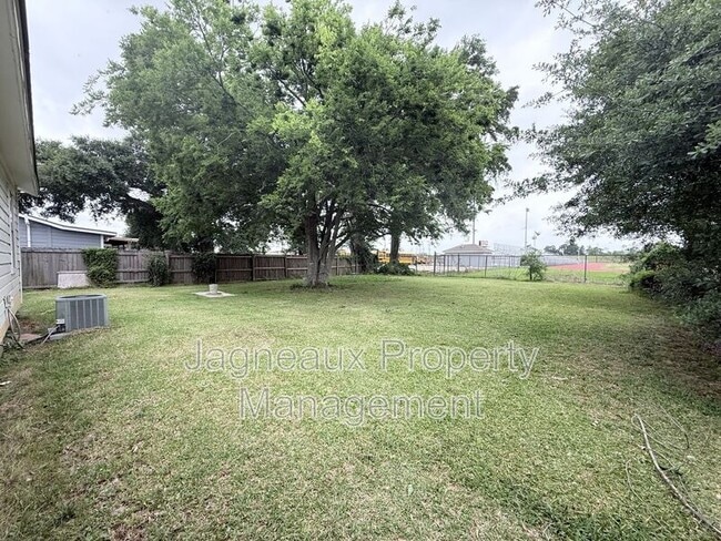 Building Photo - 807 Camelia St