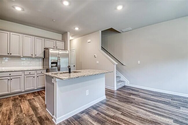 Foto del edificio - Room in Townhome on Bayrose Cir