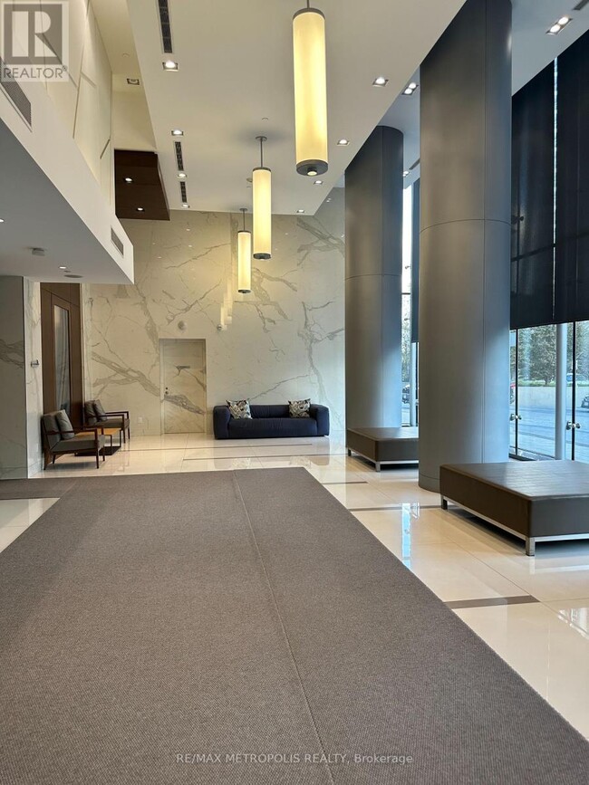 Photo du bâtiment - 255 Village Green Square